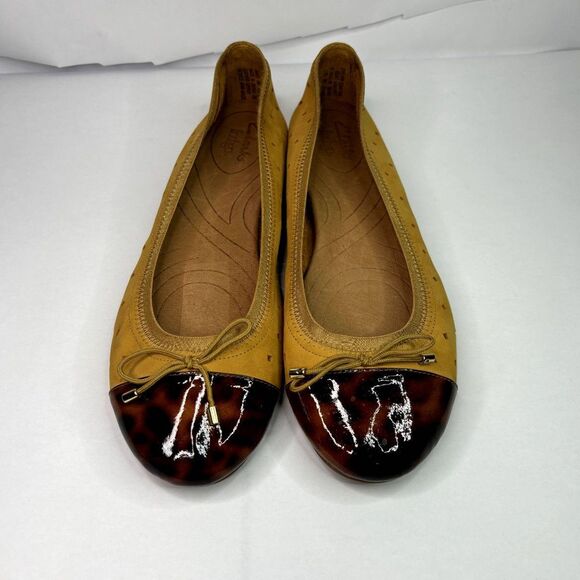 Clarks Tan and Brown Flats - Picture 4 of 9